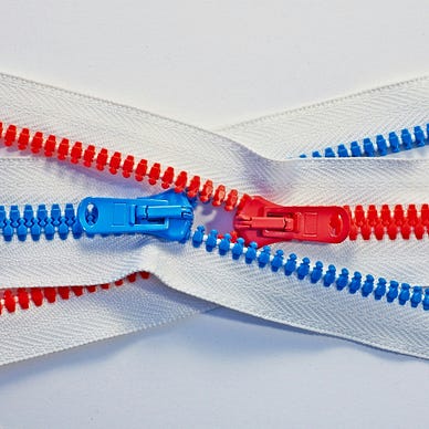 用数学和随机库构建一个进行计算的Python应用_