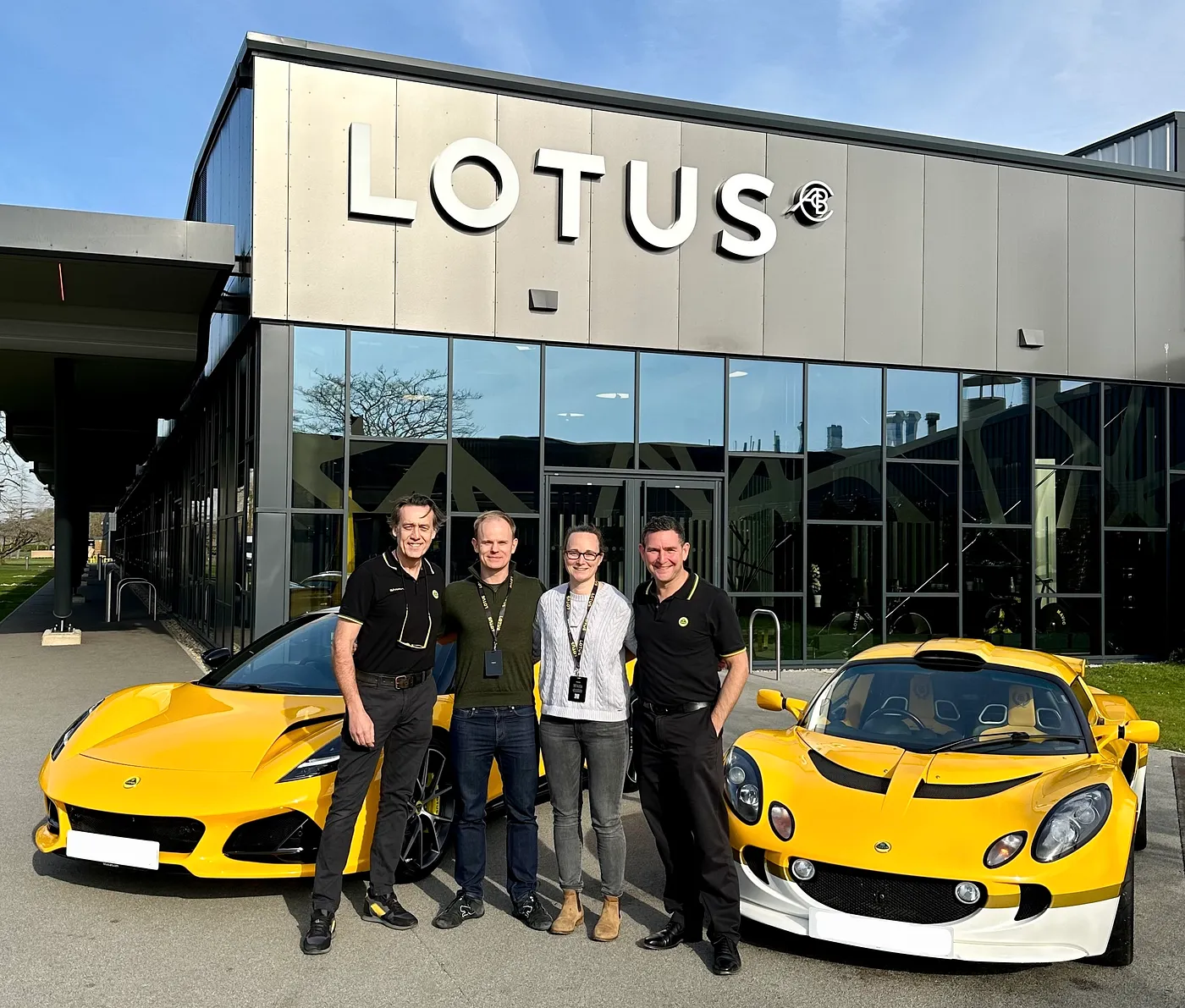 英国诺福克Lotus Cars工厂外的照片，从左到右依次为Scott Walker，我就是Rico Surridge，Sam Surridge和Matt Windle。