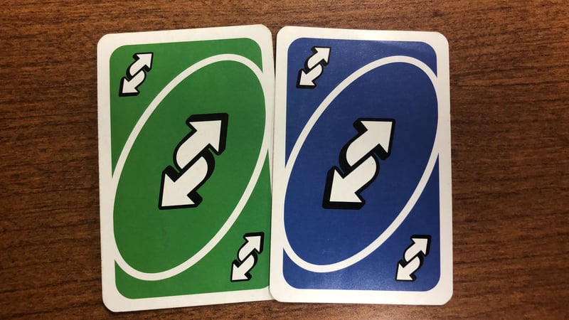 两张 Uno 的 '反转' 卡片的图片
